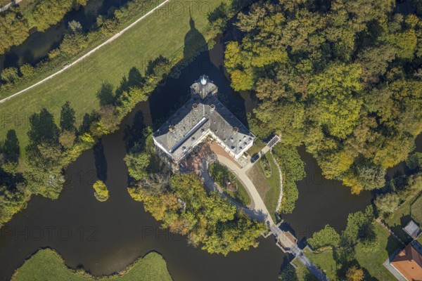 Aerial view, moated castle Hovestadt, baroque garden, Hovestadt, Lippetal, district Soest, North Rhine-Westphalia, Germany, castle, DE, monument protection, Europe, moat, green area, green spaces, manor house, manor building, courtyard, district Soest-Buch, district Soest-Buch, aerial photograph, aerial photography, aerial photography, park, park area, castle, castle park, overview, bird's-eye view, moated castle, moat, moated castle, birds-eyes view, overview