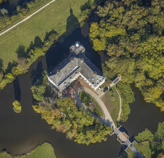 Aerial view, moated castle Hovestadt, baroque garden, Hovestadt, Lippetal, district Soest, North Rhine-Westphalia, Germany, castle, DE, monument protection, Europe, moat, green area, green spaces, manor house, manor building, courtyard, district Soest-Buch, district Soest-Buch, aerial photograph, aerial photography, aerial photography, park, park area, castle, castle park, overview, bird's-eye view, moated castle, moat, moated castle, birds-eyes view, overview