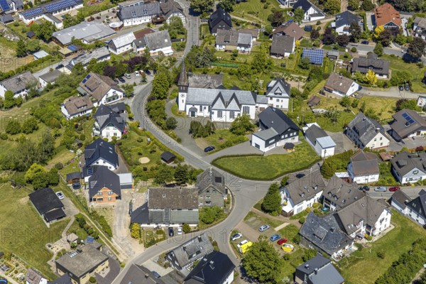 Aerial view, Church of St. Peter and Paul, Halberbracht town centre, Lennestadt, Sauerland, North Rhine-Westphalia, Germany, place of worship, DE, Europe, religious community, place of worship, church, parish, denomination, aerial photograph, aerial photography, aerial photography, overview, bird's-eye view, overview