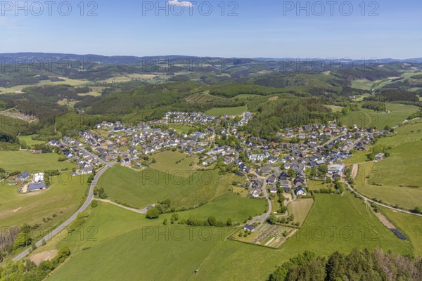 Aerial view, aerial view Halberbracht, Lennestadt, Sauerland, North Rhine-Westphalia, Germany, DE, Europe, property tax, real estate, aerial view, aerial photography, aerial photography, overview, bird's-eye view, housing estate, living and living, residential area, residential buildings, quality of living, housing estate, birds-eyes view, overview