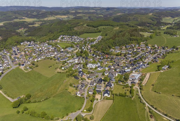 Aerial view, aerial view Halberbracht, Lennestadt, Sauerland, North Rhine-Westphalia, Germany, DE, Europe, property tax, real estate, aerial view, aerial photography, aerial photography, overview, bird's-eye view, housing estate, living and living, residential area, residential buildings, quality of living, housing estate, birds-eyes view, overview