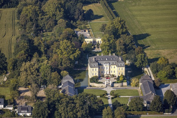 Aerial view, Schloss Schwarzenraben, Bökenförde, Lippstadt, Kreis Soest, North Rhine-Westphalia, Germany, baroque castle, DE, Europe, moat, green trees, manor house, manor building, courtyard, Kreis-Soest-Buch, KreisSoestBuch, aerial photograph, aerial photography, aerial photography, park, park facilities, castle, castle park, Schwarzenraben, overview, bird's eye view, moated castle, moated castle, moated castle, bird's eye view, overview