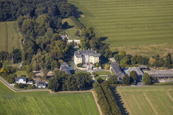Aerial view, Schloss Schwarzenraben, Bökenförde, Lippstadt, Kreis Soest, North Rhine-Westphalia, Germany, baroque castle, DE, Europe, moat, green trees, manor house, manor building, courtyard, Kreis-Soest-Buch, KreisSoestBuch, aerial photograph, aerial photography, aerial photography, park, park facilities, castle, castle park, Schwarzenraben, overview, bird's eye view, moated castle, moated castle, moated castle, bird's eye view, overview