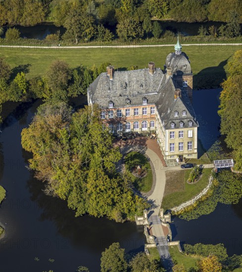 Aerial view, moated castle Hovestadt, baroque garden, Hovestadt, Lippetal, district Soest, North Rhine-Westphalia, Germany, castle, DE, monument protection, Europe, moat, green area, green spaces, manor house, manor building, courtyard, district Soest-Buch, district Soest-Buch, aerial photograph, aerial photography, aerial photography, park, park area, castle, castle park, overview, bird's-eye view, moated castle, moat, moated castle, birds-eyes view, overview