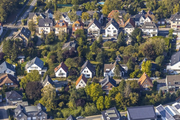Aerial view, housing estate Weingarten, railway tracks, Lippstadt, district Soest, North Rhine-Westphalia, Germany, railway crossing, DE, Europe, property tax, green trees, real estate, district Soest-Buch, district Soest-Buch, aerial view, aerial photography, aerial photography, terraced houses, overview, bird's eye view, housing estate, living and living, residential area, residential houses, quality of living, residential neighbourhood, housing estate, birds-eyes view, overview