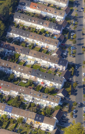 Aerial view, terraced housing estate Mercklinghausstraße, Lippstadt, Kreis Soest, North Rhine-Westphalia, Germany, DE, Europe, property tax, real estate, Kreis-Soest-Buch, KreisSoestBuch, aerial view, aerial photography, aerial photography, multi-family houses, apartment buildings, terraced houses, overview, bird's-eye view, housing estate, living and living, residential area, residential buildings, quality of living, residential neighbourhood, housing estate, birds-eyes view, overview