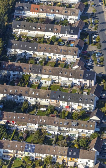 Aerial view, terraced housing estate Mercklinghausstraße, Lippstadt, Kreis Soest, North Rhine-Westphalia, Germany, DE, Europe, property tax, real estate, Kreis-Soest-Buch, KreisSoestBuch, aerial view, aerial photography, aerial photography, multi-family houses, apartment buildings, terraced houses, overview, bird's-eye view, housing estate, living and living, residential area, residential buildings, quality of living, residential neighbourhood, housing estate, birds-eyes view, overview