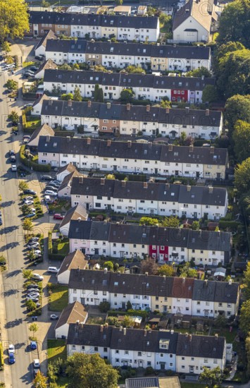 Aerial view, terraced housing estate Mercklinghausstraße, Lippstadt, Kreis Soest, North Rhine-Westphalia, Germany, DE, Europe, property tax, real estate, Kreis-Soest-Buch, KreisSoestBuch, aerial view, aerial photography, aerial photography, multi-family houses, apartment buildings, terraced houses, overview, bird's-eye view, housing estate, living and living, residential area, residential buildings, quality of living, residential neighbourhood, housing estate, birds-eyes view, overview