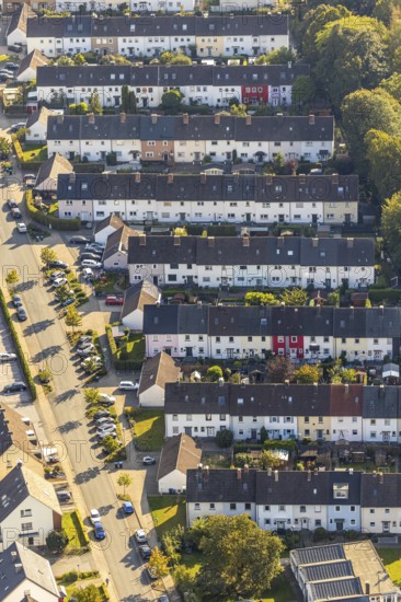 Aerial view, terraced housing estate Mercklinghausstraße, Lippstadt, Kreis Soest, North Rhine-Westphalia, Germany, DE, Europe, property tax, real estate, Kreis-Soest-Buch, KreisSoestBuch, aerial view, aerial photography, aerial photography, multi-family houses, apartment buildings, terraced houses, overview, bird's-eye view, housing estate, living and living, residential area, residential buildings, quality of living, residential neighbourhood, housing estate, birds-eyes view, overview