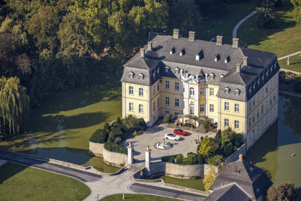 Aerial view, Schloss Schwarzenraben, Bökenförde, Lippstadt, Kreis Soest, North Rhine-Westphalia, Germany, baroque castle, DE, Europe, moat, green trees, manor house, manor building, courtyard, Kreis-Soest-Buch, KreisSoestBuch, aerial photograph, aerial photography, aerial photography, park, park facilities, castle, castle park, Schwarzenraben, overview, bird's eye view, moated castle, moated castle, moated castle, bird's eye view, overview