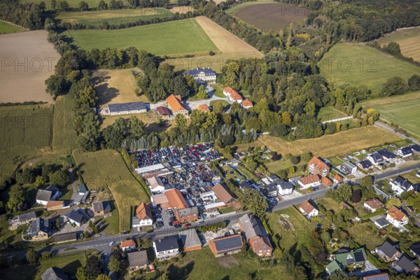 Aerial photograph, Herringhausen Castle, Herringhausen, Lippstadt, Soest district, North Rhine-Westphalia, Germany, Böhmer garage, baroque castle, DE, Europe, moat, manor house, manor building, estate, Soest-Buch district, Soest-Buch district, aerial photograph, aerial photography, aerial photography, park, park complex, recycling, manor, castle, castle complex, Schorlemerallee, junkyard, overview, utilisation, bird's-eye view, moat, moated castle, birds-eyes view, historical sight, overview