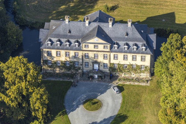 Aerial view, Schloss Herringhausen, Herringhausen, Lippstadt, Kreis Soest, North Rhine-Westphalia, Germany, baroque castle, DE, Europe, moat, manor house, manor building, courtyard, Kreis-Soest-Buch, KreisSoestBuch, aerial photograph, aerial photography, aerial photography, park, park complex, manor house, castle, castle complex, Schorlemerallee, overview, bird's eye view, moat, moated castle, bird's eye view, historical sight, overview