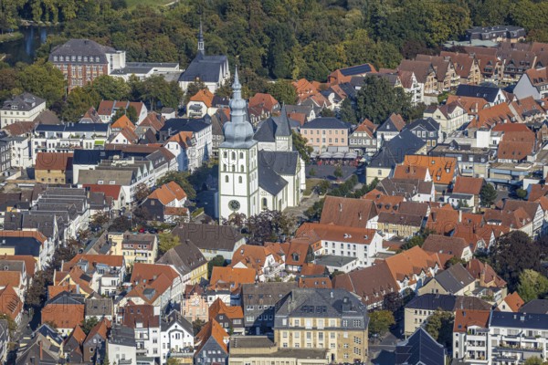 Aerial view, Old Town, evang. Große Marienkirche, Rathausstraße, Rathaus, Lippstadt, Kreis Soest, North Rhine-Westphalia, Germany, place of worship, City, DE, Europe, religious community, place of worship, property tax, holy place, real estate, city centre, church, parish, denomination, Kreis-Soest-Buch, KreisSoestBuch, aerial view, aerial photography, aerial photography, religion, religious site, city view, city centre, overview, bird's-eye view, residential area, living and life, residential area, residential buildings, quality of life, residential area, housing estate, birds-eyes view, historic town hall, overview