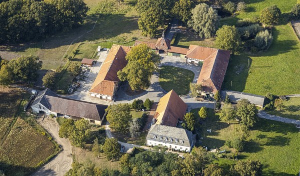 Aerial view, nature reserve Lippeaue, river Lippe, estate Göttinger Straße, farm, Liesborn, Wadersloh, district Soest, North Rhine-Westphalia, Germany, DE, Europe, Göttinger Straße, district Soest-Buch, district Soest-Buch, cultural landscape, state road 822, farm, aerial view, aerial photography, aerial photography, nature reserve, overview, bird's-eye view, overview