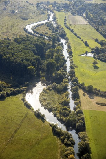 Aerial view, River Lippe, Lippeauen-West, Hagedornsweg, Hellinghausen, Lippstadt, Soest district, North Rhine-Westphalia, Germany, DE, Europe, Soest-Buch district, Soest-Buch district, cultural landscape, aerial view, aerial photography, aerial photography, nature reserve, serpentine shape, overview, riparian forestation, riparian vegetation, bird's eye view, hiking area, meadows and fields, bird's eye view, overview