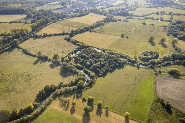 Aerial view, River Lippe, Lippeauen-West, Hagedornsweg, Hellinghausen, Lippstadt, Soest district, North Rhine-Westphalia, Germany, DE, Europe, Soest-Buch district, Soest-Buch district, cultural landscape, aerial view, aerial photography, aerial photography, nature reserve, serpentine shape, overview, riparian forestation, riparian vegetation, bird's eye view, hiking area, meadows and fields, bird's eye view, overview