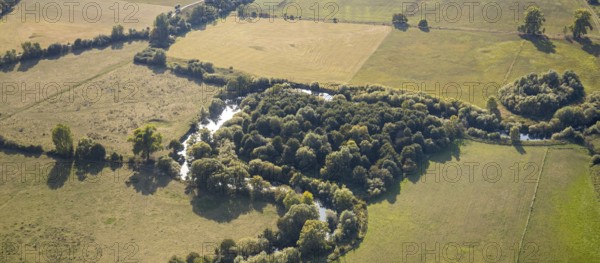 Aerial view, River Lippe, Lippeauen-West, Hagedornsweg, Hellinghausen, Lippstadt, Soest district, North Rhine-Westphalia, Germany, DE, Europe, Soest-Buch district, Soest-Buch district, cultural landscape, aerial view, aerial photography, aerial photography, nature reserve, serpentine shape, overview, riparian forestation, riparian vegetation, bird's eye view, hiking area, meadows and fields, bird's eye view, overview