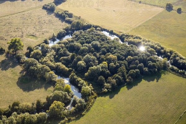 Aerial view, River Lippe, Lippeauen-West, Hagedornsweg, Hellinghausen, Lippstadt, Soest district, North Rhine-Westphalia, Germany, DE, Europe, Soest-Buch district, Soest-Buch district, cultural landscape, aerial view, aerial photography, aerial photography, nature reserve, serpentine shape, overview, riparian forestation, riparian vegetation, bird's eye view, hiking area, meadows and fields, bird's eye view, overview