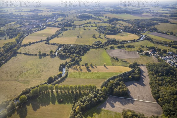 Aerial view, River Lippe, Lippeauen-West, Hagedornsweg, Hellinghausen, Lippstadt, Soest district, North Rhine-Westphalia, Germany, DE, Europe, Soest-Buch district, Soest-Buch district, cultural landscape, aerial view, aerial photography, aerial photography, nature reserve, serpentine shape, overview, riparian forestation, riparian vegetation, bird's eye view, hiking area, meadows and fields, bird's eye view, overview