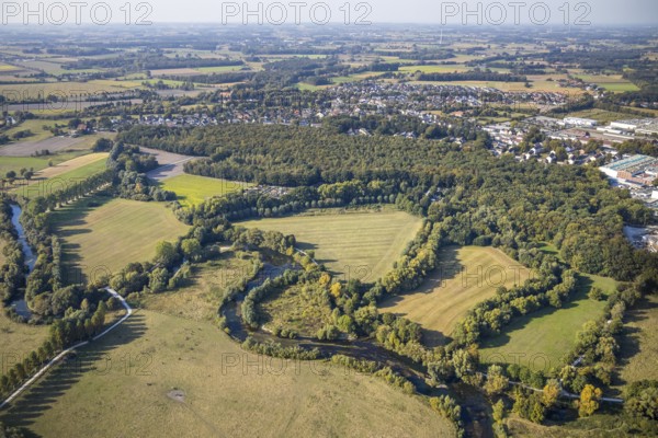 Aerial view, river Lippe, Lippeauen-West, Hagedornsweg, Lippstadt, district Soest, North Rhine-Westphalia, Germany, DE, Europe, green trees, district Soest-Buch, district Soest-Buch, cultural landscape, aerial photograph, aerial photography, aerial photography, nature reserve, serpentine shape, overview, riparian forestation, riparian vegetation, bird's eye view, hiking area, meadows and fields, birds-eyes view, overview