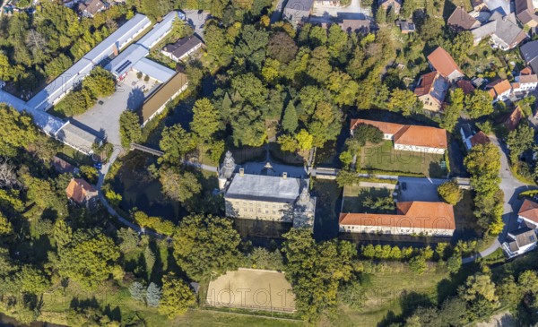 Aerial view, Gymnasium Schloss Overhagen, Overhagen, Lippstadt, Kreis Soest, North Rhine-Westphalia, Germany, education, educational institution, DE, monument protection, Europe, GSO, Gräfte, Gymnasium, courtyard, Kreis-Soest-Buch, KreisSoestBuch, teaching institute, Lipperenaissance, aerial view, aerial photography, aerial photography, park, park grounds, castle, castle grounds, castle garden, castle moat, school, overview, bird's-eye view, moat, moated castle, birds-eyes view, overview