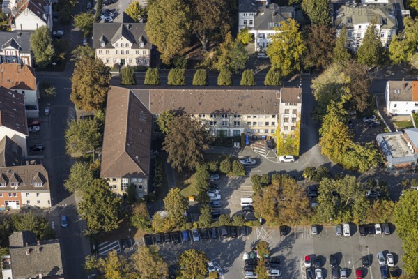 Aerial view, town hall, Ostwall, Lippstadt, district of Soest, North Rhine-Westphalia, Germany, authority, DE, Europe, green trees, Kreis-Soest-Buch, KreisSoestBuch, aerial photograph, aerial photography, aerial photography, car parks, city administration, overview, bird's-eye view, birds-eyes view, overview
