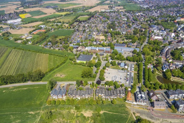 Aerial view, view of Rees, terraced houses on the banks of the Rhine, Aspel grammar school, Rees secondary school, Rees, Lower Rhine, North Rhine-Westphalia, Germany, DE, Europe, property tax, real estate, aerial view, aerial photography, aerial photography, multi-family houses, terraced houses, overview, bird's eye view, meadows and fields, housing estate, housing and living, residential area, residential houses, housing estate, bird's eye view, overview