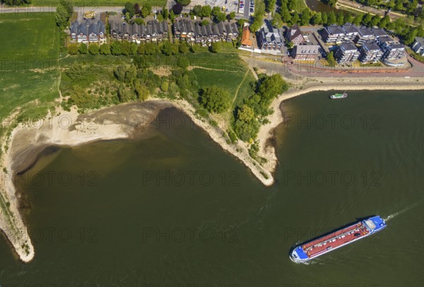 Aerial view, river Rhine, Rhine bank, residential buildings Wardstraße, Rees, Lower Rhine, North Rhine-Westphalia, Germany, DE, Europe, river, property tax, real estate, cargo ships, aerial view, aerial photography, aerial photography, shipping, overview, river bank area, bird's eye view, residential complex, residential area, residential buildings, quality of life, birds-eyes view, overview