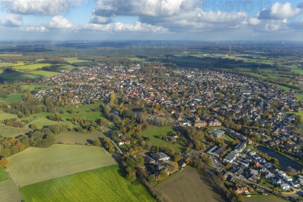 Aerial view, town view, town hall Schermbeck, Weseler Straße, Schermbeck, Ruhr area, North Rhine-Westphalia, Germany, old town, place of worship, authority, DE, Europe, distant view, religious community, place of worship, property tax, holy place, real estate, church, parish, denomination, aerial view, aerial photography, aerial photography, town hall, religion, religious site, townscape, city area, city administration, city centre, overview, bird's-eye view, residential area, living and life, residential area, residential buildings, quality of life, residential area, housing estate, birds-eyes view, former Reformed Church, evang. Georgskirche Schermbeck, catholic St. Ludgerus church, overview