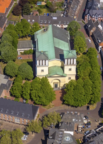 Aerial view, city centre view, catholic church St. Mariä Himmelfahrt, Rees, Lower Rhine, North Rhine-Westphalia, Germany, place of worship, DE, Europe, religious community, place of worship, church, parish, denomination, aerial photography, aerial photography, aerial photography, religion, overview, bird's-eye view, overview