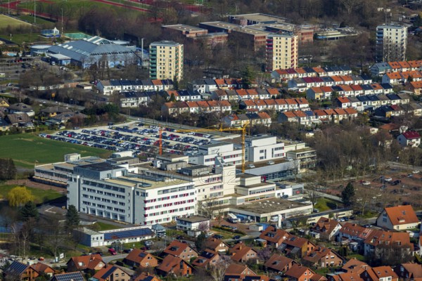 Aerial view, Klinikum Soest, Soest, Soester Börde, North Rhine-Westphalia, Germany, DE, Europe, healthcare, property tax, high-rise buildings, hospital, real estate, clinic, clinic centre, hospital, aerial view, aerial photography, aerial photography, medical facility, medical assistance, emergency service, car parks, terraced houses, overview, bird's eye view, living and life, residential area, residential buildings, birds-eyes view, overview, medical care