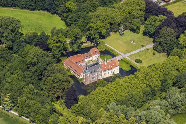 Aerial view, Schloss Senden, moated castle, Senden, Münsterland, North Rhine-Westphalia, Germany, castle, castle complex, DE, Europe, river Stever, moat, manor house, manor house, manor building, courtyard, aerial photograph, aerial photography, aerial photography, castle, overview, defence system, bird's-eye view, forest area, moated castle, moat, birds-eyes view, overview
