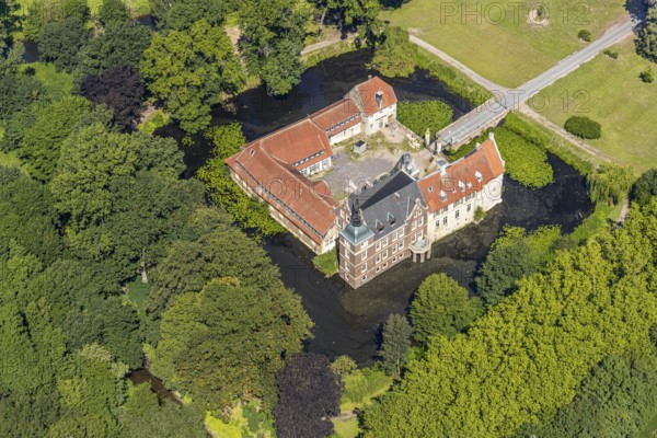 Aerial view, Schloss Senden, moated castle, Senden, Münsterland, North Rhine-Westphalia, Germany, castle, castle complex, DE, Europe, river Stever, moat, manor house, manor house, manor building, courtyard, aerial photograph, aerial photography, aerial photography, castle, overview, defence system, bird's-eye view, forest area, moated castle, moat, birds-eyes view, overview