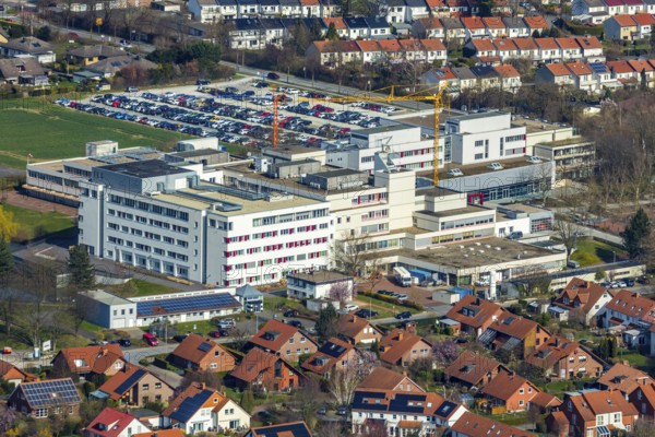 Aerial view, Klinikum Soest, Soest, Soester Börde, North Rhine-Westphalia, Germany, DE, Europe, healthcare, property tax, high-rise buildings, hospital, real estate, clinic, clinic centre, hospital, aerial view, aerial photography, aerial photography, medical facility, medical assistance, emergency service, car parks, terraced houses, overview, bird's eye view, living and life, residential area, residential buildings, birds-eyes view, overview, medical care