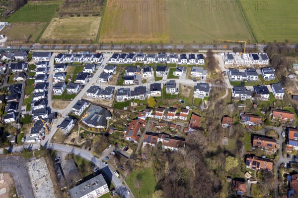 Aerial view, new housing estate Über Dem Teinenbach, Bergenring, Kindergarten am Teinenkamp, Soest, Soester Börde, North Rhine-Westphalia, Germany, DE, detached houses, Europe, property tax, real estate, aerial view, aerial photography, aerial photography, terraced houses, overview, bird's-eye view, residential estate, living and living, residential area, residential buildings, quality of life, residential neighbourhood, housing estate, birds-eyes view, overview