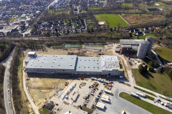 Aerial view, industrial estate northwest, construction site new building logistics hall Kuchenmeister GmbH, old sugar factory site, Hammer Landstraße, Soest, Soester Börde, North Rhine-Westphalia, Germany, construction work, construction vehicles, construction area, construction site, building plots, construction measure, construction project, construction site, DE, Europe, commercial enterprises, commercial area, commercial area, commercial location, commercial use, industrial area, industrial location, capacity requirement, cake bakery, aerial view, aerial photography, aerial photography, new building, overview, bird's-eye view, birds-eyes view, overview