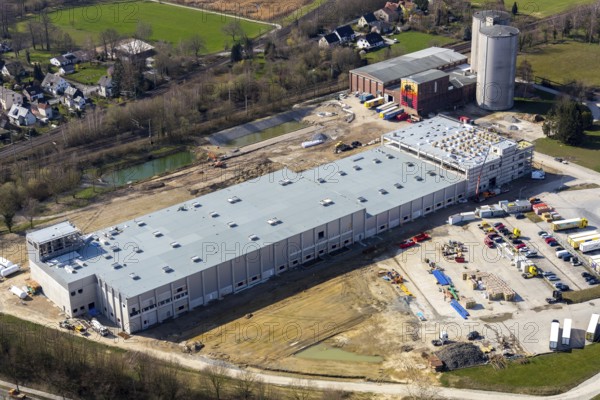 Aerial view, industrial estate northwest, construction site new building logistics hall Kuchenmeister GmbH, old sugar factory site, Hammer Landstraße, Soest, Soester Börde, North Rhine-Westphalia, Germany, construction work, construction vehicles, construction area, construction site, building plots, construction measure, construction project, construction site, DE, Europe, commercial enterprises, commercial area, commercial area, commercial location, commercial use, industrial area, industrial location, capacity requirement, cake bakery, aerial view, aerial photography, aerial photography, new building, overview, bird's-eye view, birds-eyes view, overview