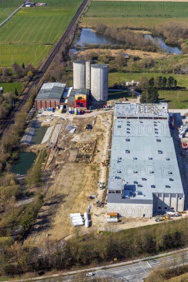 Aerial view, industrial estate northwest, construction site new building logistics hall Kuchenmeister GmbH, old sugar factory site, Hammer Landstraße, Soest, Soester Börde, North Rhine-Westphalia, Germany, construction work, construction vehicles, construction area, construction site, building plots, construction measure, construction project, construction site, DE, Europe, commercial enterprises, commercial area, commercial area, commercial location, commercial use, industrial area, industrial location, capacity requirement, cake bakery, aerial view, aerial photography, aerial photography, new building, overview, bird's-eye view, birds-eyes view, overview