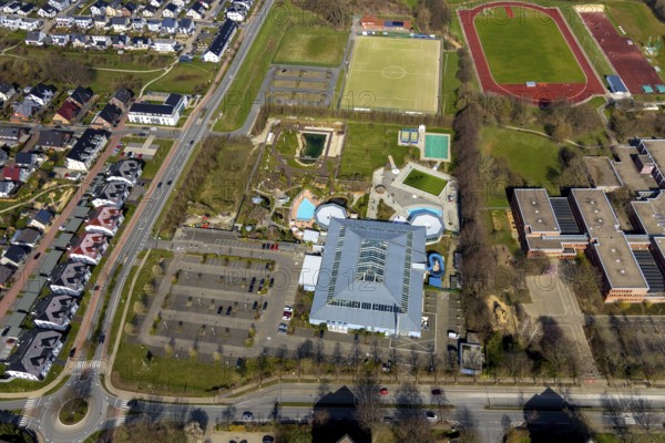 Aerial view, AquaFun, AquaSpa, sauna world and bathing world, Soest, Soester Börde, North Rhine-Westphalia, Germany, bathing establishment, bathing resort, DE, Europe, outdoor pool, leisure, aerial view, aerial photography, aerial photography, car parks, swimming pool, sports facility Am Schulzentrum, overview, bird's eye view, wellness, birds-eyes view, overview