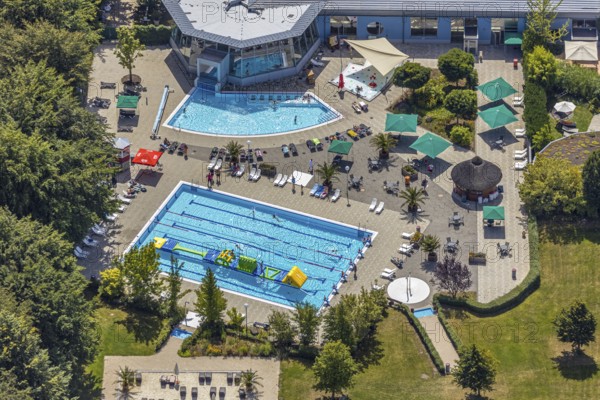 Aerial view, adventure pool, Aqua Spa and Aqua Fun Soest, outdoor pool, bathers, Soest, Soester Börde, North Rhine-Westphalia, Germany, DE, Europe, birds-eyes view, aerial view, aerial photography, aerial photography, overview, overview, bird's eye view, corona distance, keeping distance, swimming pool with Suan, sauna park, swimming pool, swimmer, blue water, sunbathing lawn, parasols