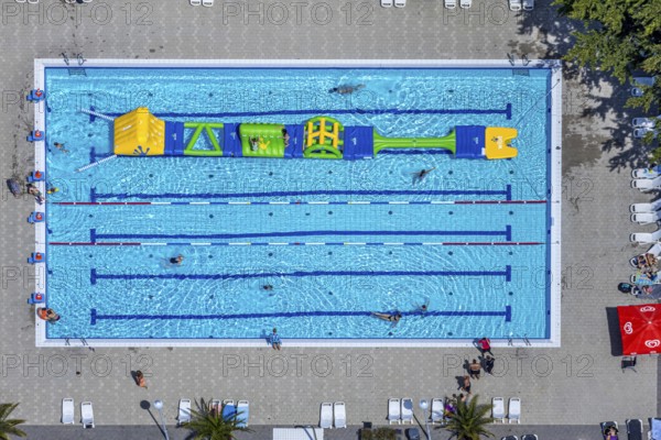 Aerial view, adventure pool, Aqua Spa and Aqua Fun Soest, outdoor pool, bathers, Soest, Soester Börde, North Rhine-Westphalia, Germany, DE, Europe, birds-eyes view, aerial view, aerial photography, aerial photography, overview, overview, bird's eye view, corona distance, keeping distance, swimming pool with Suan, sauna park, swimming pool, swimmer, blue water, sunbathing lawn, parasols