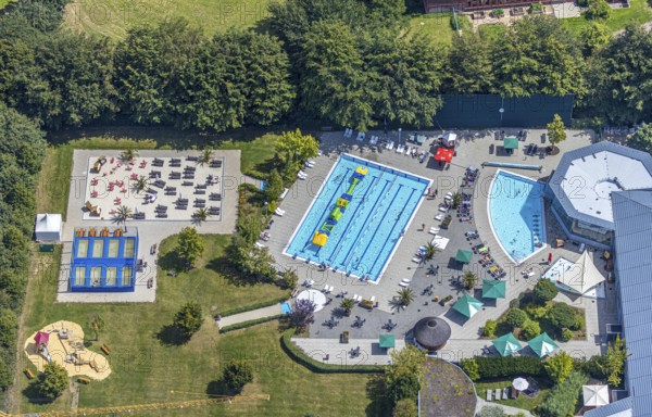 Aerial view, adventure pool, Aqua Spa and Aqua Fun Soest, outdoor pool, bathers, Soest, Soester Börde, North Rhine-Westphalia, Germany, DE, Europe, birds-eyes view, aerial view, aerial photography, aerial photography, overview, overview, bird's eye view, corona distance, keeping distance, swimming pool with Suan, sauna park, swimming pool, swimmer, blue water, sunbathing lawn, parasols