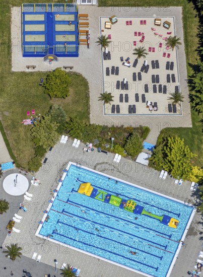 Aerial view, adventure pool, Aqua Spa and Aqua Fun Soest, outdoor pool, bathers, Soest, Soester Börde, North Rhine-Westphalia, Germany, DE, Europe, birds-eyes view, aerial view, aerial photography, aerial photography, overview, overview, bird's eye view, corona distance, keeping distance, swimming pool with Suan, sauna park, swimming pool, swimmer, blue water, sunbathing lawn, parasols