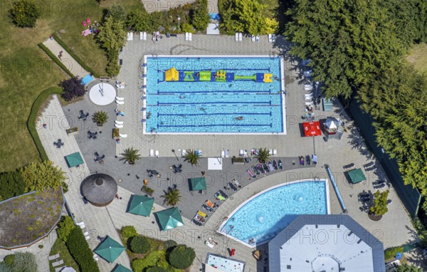 Aerial view, adventure pool, Aqua Spa and Aqua Fun Soest, outdoor pool, bathers, Soest, Soester Börde, North Rhine-Westphalia, Germany, DE, Europe, birds-eyes view, aerial view, aerial photography, aerial photography, overview, overview, bird's eye view, corona distance, keeping distance, swimming pool with Suan, sauna park, swimming pool, swimmer, blue water, sunbathing lawn, parasols