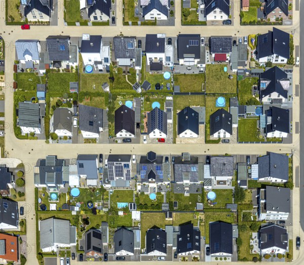 Aerial view, new development area on Ardeyweg, west of Soest, detached houses with pools in the garden, Marserweg, Soest, Soester Börde, North Rhine-Westphalia, Germany, DE, Europe, birds-eyes view, aerial view, aerial photography, aerial photography, overview, bird's eye view