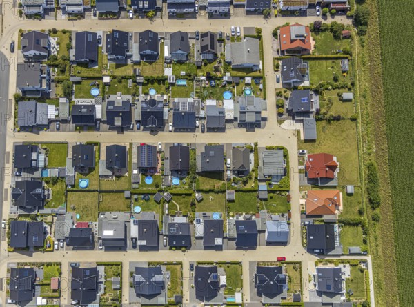 Aerial view, new development area on Ardeyweg, west of Soest, detached houses with pools in the garden, Marserweg, Soest, Soester Börde, North Rhine-Westphalia, Germany, DE, Europe, birds-eyes view, aerial view, aerial photography, aerial photography, overview, bird's eye view