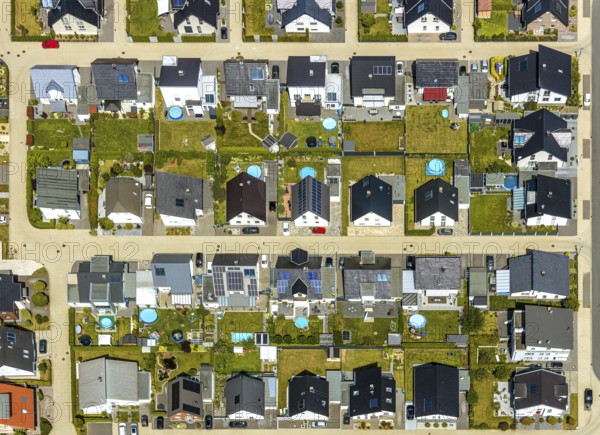 Aerial view, new development area on Ardeyweg, west of Soest, detached houses with pools in the garden, Marserweg, Soest, Soester Börde, North Rhine-Westphalia, Germany, DE, Europe, birds-eyes view, aerial view, aerial photography, aerial photography, overview, bird's eye view