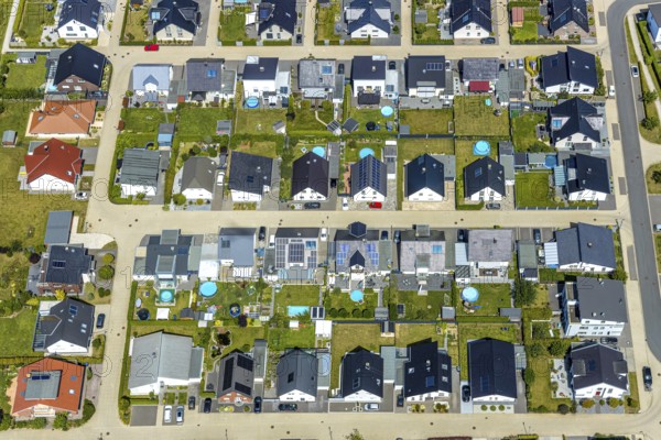 Aerial view, new development area on Ardeyweg, west of Soest, detached houses with pools in the garden, Marserweg, Soest, Soester Börde, North Rhine-Westphalia, Germany, DE, Europe, birds-eyes view, aerial view, aerial photography, aerial photography, overview, bird's eye view