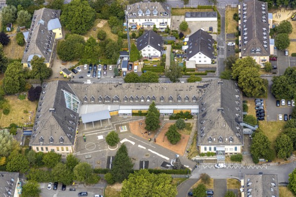 Aerial photo, primary school Platte Heide, Menden, Sauerland, Märkischer Kreis, North Rhine-Westphalia, Germany, education, educational institution, DE, Europe, primary school, teaching institute, aerial photography, aerial photography, aerial photography, Robert-Leusmann-Straße, school, overview, bird's-eye view, birds-eyes view, overview