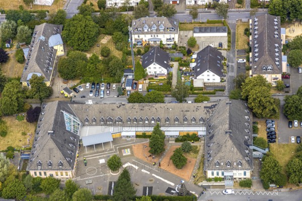 Aerial photo, primary school Platte Heide, Menden, Sauerland, Märkischer Kreis, North Rhine-Westphalia, Germany, education, educational institution, DE, Europe, primary school, teaching institute, aerial photography, aerial photography, aerial photography, Robert-Leusmann-Straße, school, overview, bird's-eye view, birds-eyes view, overview